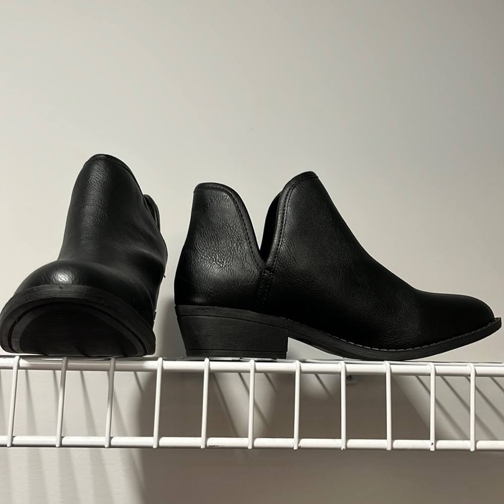 Black heeled boots